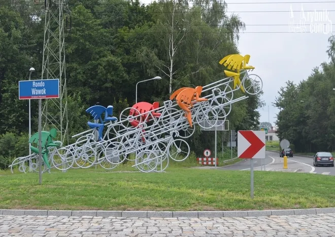 Peleton kolarski na rondzie w Rybniku.