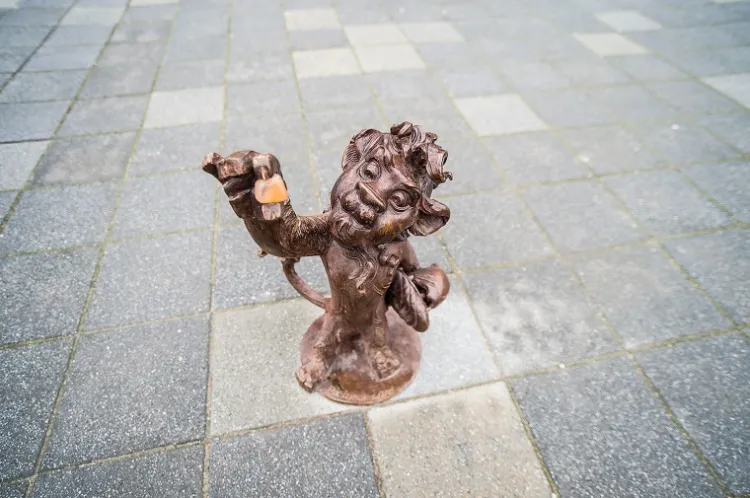 Gdańską przestrzeń miejską ożywiają m.in Heweliony, czyli wykonane z brązu niewielkie figurki lwów, które można znaleźć w m.in. na molo w Brzeźnie, w zoo, przy stadionie w Letnicy, na Gradowej Górze czy nad Motławą.