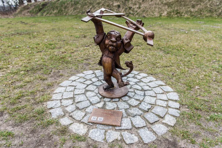 Gdańską przestrzeń miejską ożywiają m.in Heweliony, czyli wykonane z brązu niewielkie figurki lwów, które można znaleźć w m.in. na molo w Brzeźnie, w zoo, przy stadionie w Letnicy, na Gradowej Górze czy nad Motławą.