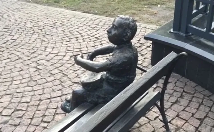W 2002 r. na ławeczce na pl. Wybickiego we Wrzeszczu zasiadł Oskar Mazerath, bohater powieści "Blaszany bębenek" Guntera Grassa. Sam pisarz przysiadł obok dopiero w 2015 r., po swojej śmierci - w 2015 r.