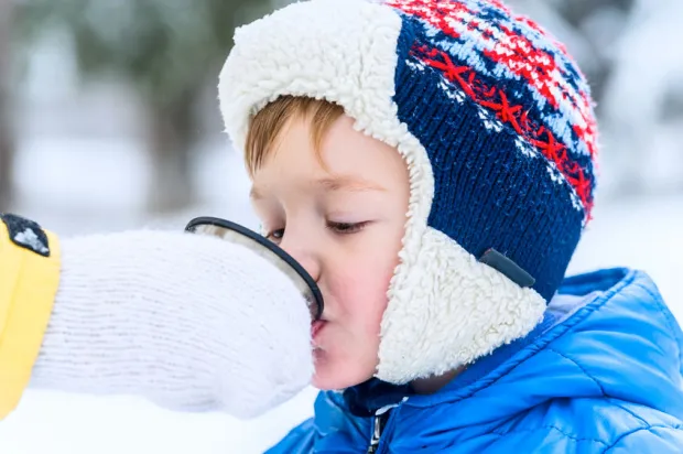Czy powinno się rezygnować z wychodzenia z dziećmi na dwór w zimie? Zdecydowanie nie, bo to właśnie takie spacery najlepiej hartują.