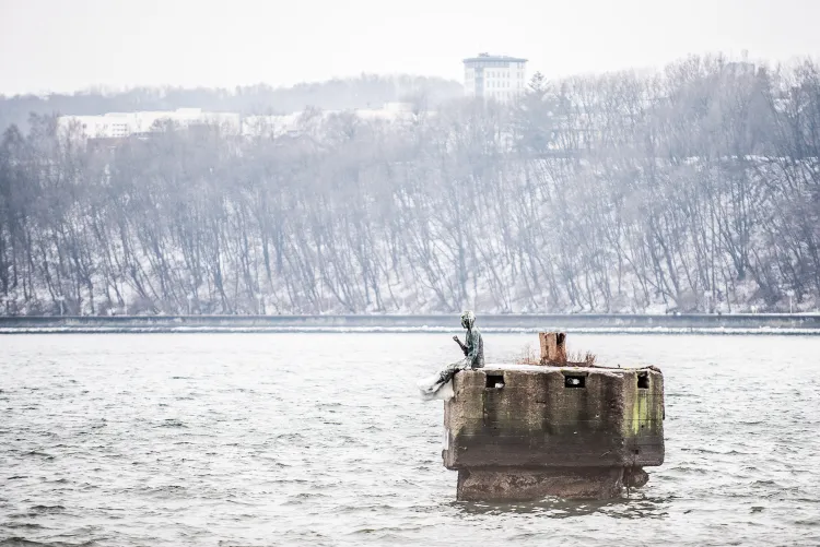 "Dyrygent fal" na betonowej dalbie, u wejścia do mariny żeglarskiej w Gdyni.