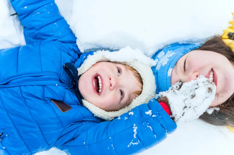 Czy powinno się rezygnować z wychodzenia z dziećmi na dwór w zimie? Zdecydowanie nie, bo to właśnie takie spacery najlepiej hartują.