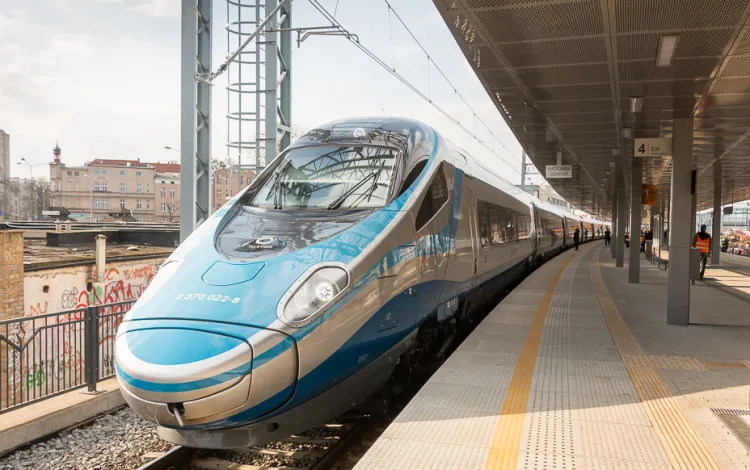 Pociągi Pendolino eksploatowane są w Polsce od grudnia 2014 r. Koszt zakupu jednego pociągu wyniósł ok. 20 mln euro. 