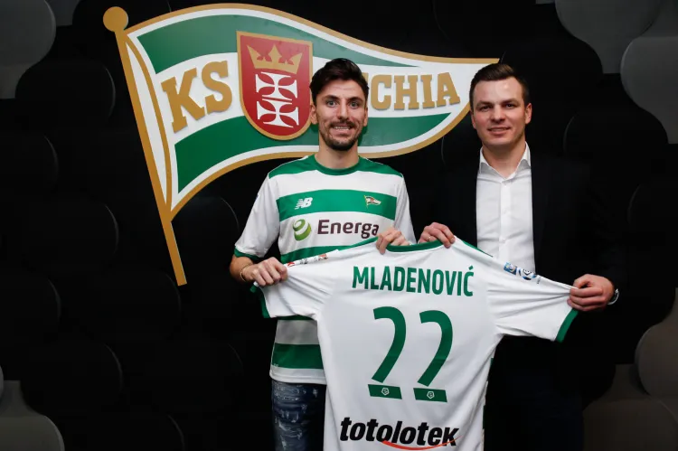 Filip Mladenović po podpisaniu umowy z Lechią, na zdjęciu z dyrektorem sportowym Januszem Melaniukiem.