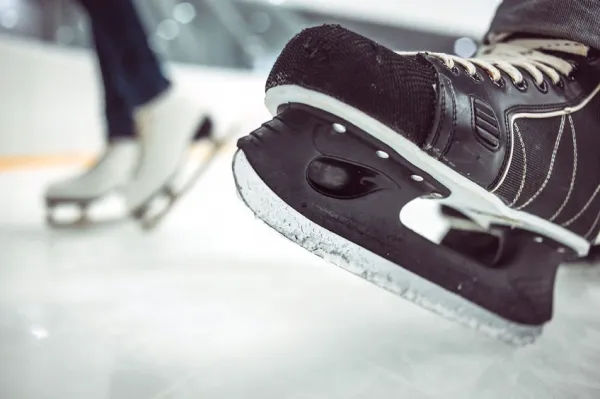 Zakup nowych łyżew hokejowych czy figurowych, wykonanych z niezłych materiałów to koszt 200-300 zł.