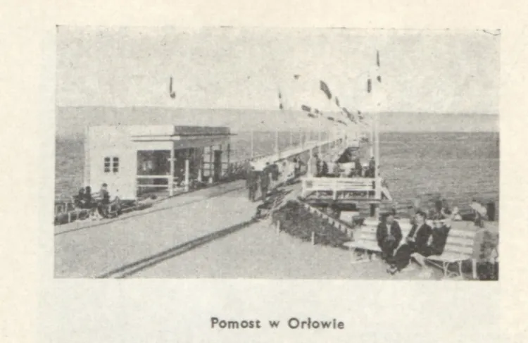 Molo w Orłowie, oficjalnie zwane wówczas pomostem, cieszyło lokalnych mieszkańców i turystów już w 20-leciu międzywojennym. Zdjęcie z opisywanego przewodnika po wybrzeżu Bałtyku.