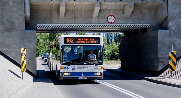 Starsze autobusy znikają z ulic Gdyni, ale wciąż obsługują np. linię 192. Przebudowa wiaduktu na Stryjskiej pozwoli, by pojechały tam nowsze pojazdy.