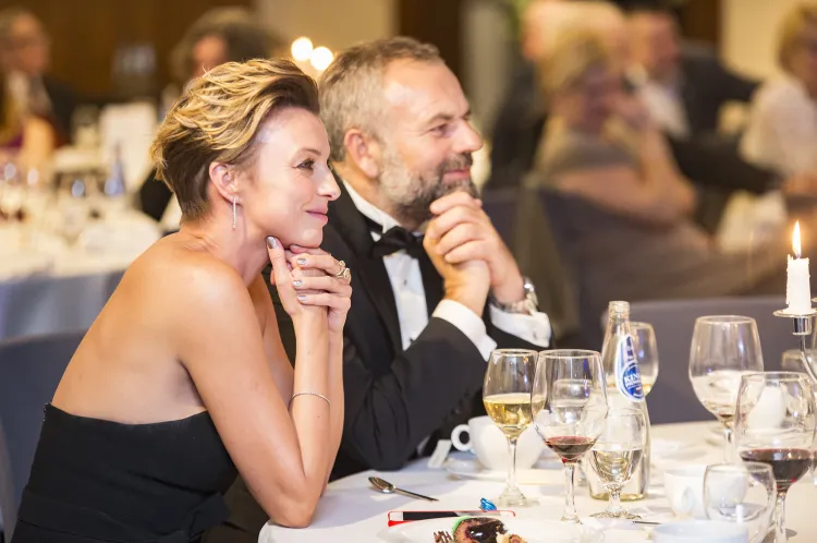 Gościem specjalnym była Katarzyna Sokołowska, która brała czynny udział w aukcji.
Na zdjęciu z partnerem Arturem Kozieją.