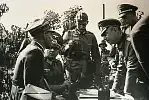 Major Henryk Sucharski podczas rozmowy z niemieckimi oficerami, przed podpisaniem aktu kapitulacji Westerplatte.