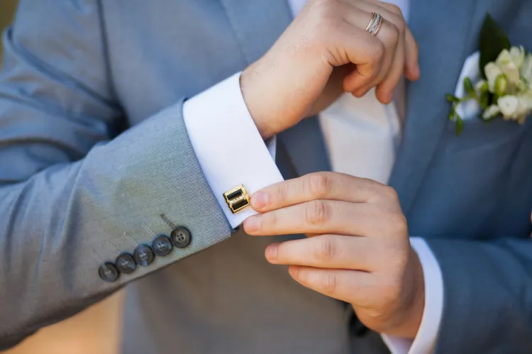 Ślub jak i inne dzienne uroczystości wymaga odpowiednio oficjalnego stroju, którym podkreślmy rangę wydarzenia.  