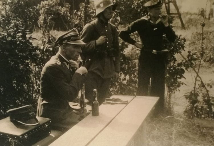 Major Henryk Sucharski w oczekiwaniu na przybycie niemieckiego oficera, przed którym podpisze akt kapitulacji Westerplatte.