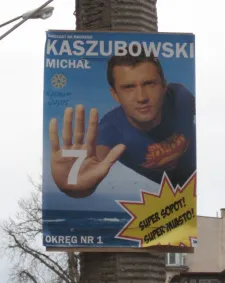 Superbohater na latarni przy ul. Pułaskiego. Zdjęcie wykonane 19 stycznia, czyli dwa miesiące po wyborach samorządowych. 