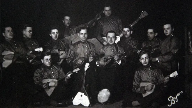 Zespół muzyczny mniejszości rosyjskiej. Fotografię prawdopodobnie wykonano w Gdańsku, na początku lat 30.