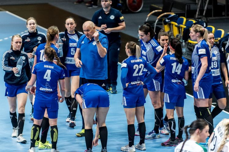 Szczypiornistki GTPR Gdynia przegrały trzy ostatnie mecze, z czego dwa wysoko w Pucharze EHF. Wyjazdowe zwycięstwo w środowym meczu z Pogonią jest im więcej niż potrzebne. Na zdjęciu zespół z trenerem Giennadijem Kamielinem.