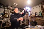 W Tu i Teraz napijemy się kilku rodzajów piwa, wina i mocniejszych alkoholi.