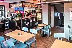 Klatka B to gastropub serwujący nowoczesną kuchnię polską.