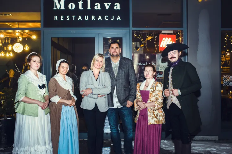 Kolacja starogdańska odbyła się po raz pierwszy w restauracji Motlava w piątkowy wieczór. Właściciele obiektu zorganizowali ją we współpracy z reprezentantami Garnizonu Gdańskiego.