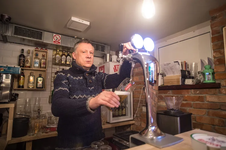 W Tu i Teraz napijemy się kilku rodzajów piwa, wina i mocniejszych alkoholi.
