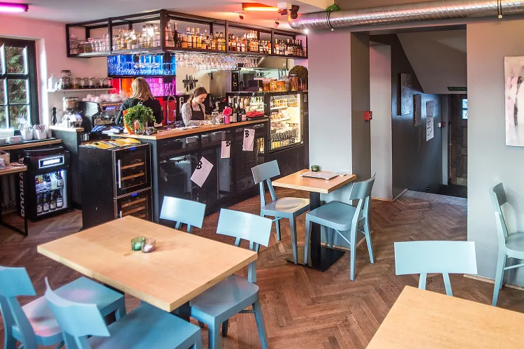 Klatka B to gastropub serwujący nowoczesną kuchnię polską.