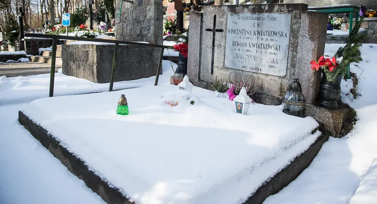 Zdaniem dyrekcji ZCK stan pomnika matki Eugeniusza Kwiatkowskiego jest zadowalający. Powodem przechylenia nagrobka ma być deszcz i śnieg.