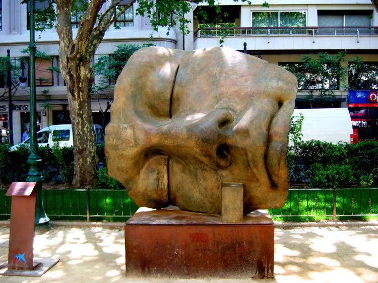 Rzeźba Igora Mitoraja w Walencji.