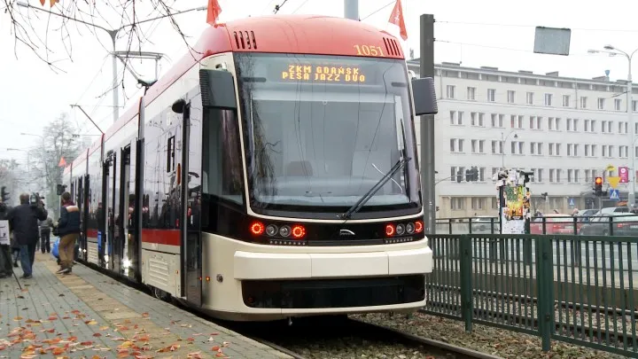 Do pięciu tramwajów Pesa Jazz Duo jeżdżących po Gdańsku dołączy kolejnych 15 sztuk pojazdów dwukierunkowych od bydgoskiego producenta.