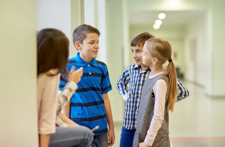 Bawić się, odpoczywać, uczyć czy maszerować w kółko po korytarzu - co dzieci mogą robić podczas przerw między lekcjami w szkole?