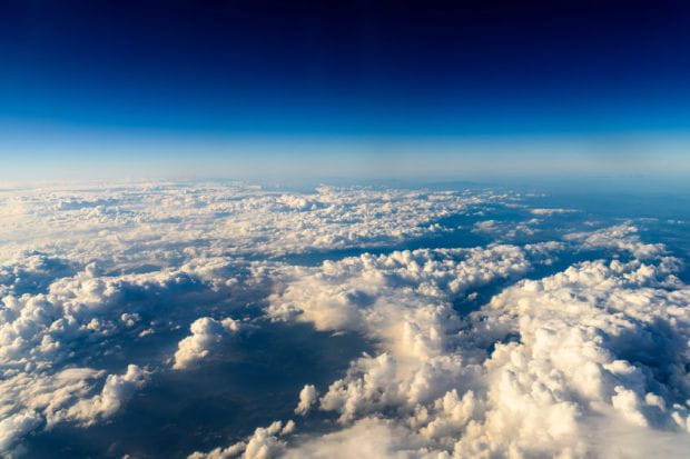 Widok na naszą planetę z wysokości ok. 12 km. Niewiele niżej rozpoczyna się stratosfera, która rozciąga się do wysokości ok. 50 km nad powierzchnią Ziemi.