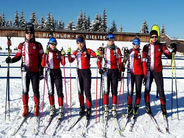 Zespół biathlonowy Klubu Harpagan gotowy do startu w Ogólnopolskiej Olimpiadzie Młodzieży w Sportach Zimowych w Kościelisku.