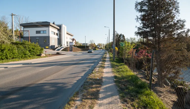 W ramach inwestycji oprócz infrastruktury dla rowerzystów powstaną również chodniki na całej długości ulicy objętej pracami budowlanymi.