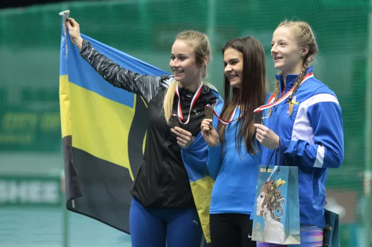 Trójmiasto miało na podium mistrzostw dwie zawodniczki w skoku o tyczce. Złoto zdobyła Agnieszka Kaszuba (w środku) z KL Gdynia, a Olga Frąckowiak (z prawej) z AZS AWFiS Gdańsk zdobyła brąz.