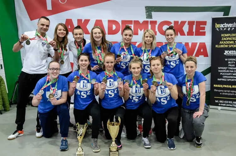 Futsalistki AZS UG z medalami i pucharami zdobytymi w Warszawie.