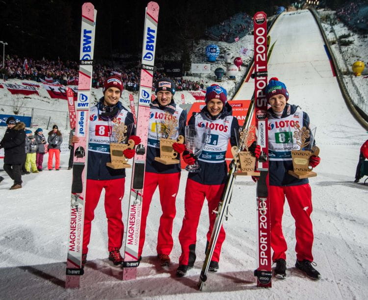 Brązowi medaliści konkursu drużynowego igrzysk olimpijskich Pjonczang 2018 (od lewej): Maciej Kot, Dawid Kubacki, Kamil Stoch, Stefan Hiula