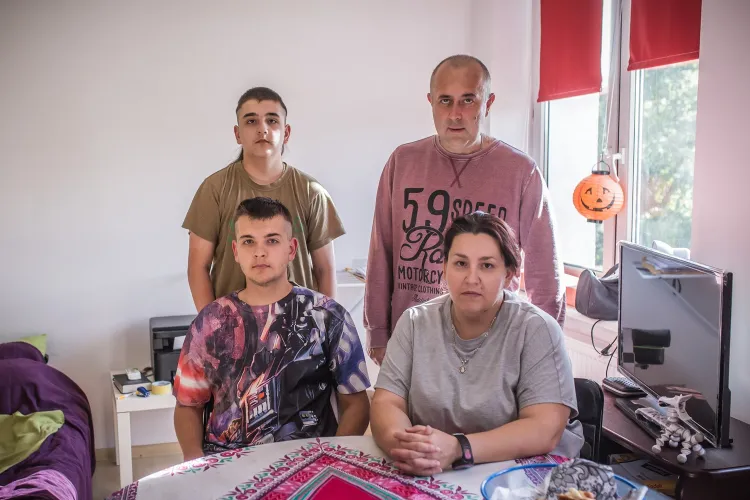 Rodzina Szmatowów - mama Jana, ociec Hryhorij oraz synowie: Tola i Grześ - to uchodźcy. Po aneksji Krymu przez Rosję w 2014 roku musieli uciekać.
