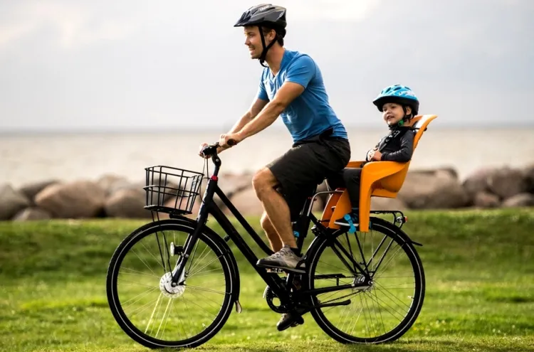 Jazda na rowerze z dzieckiem w foteliku rowerowym to połączenie obowiązków i przyjemności