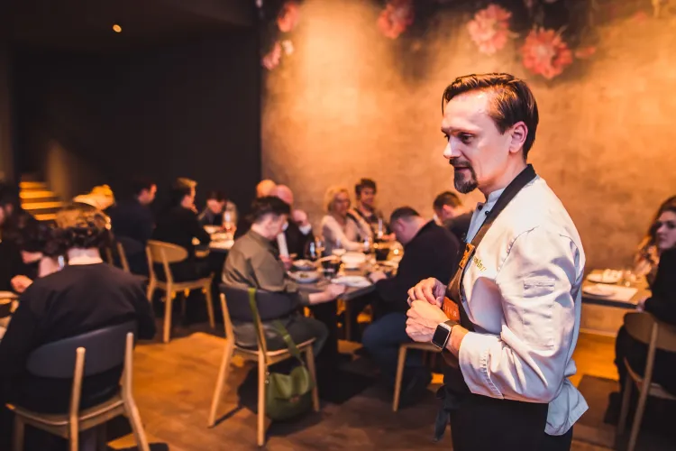 Piątkowa kolacja degustacyjna odbyła się w Sztuczka Bistro w Sopocie. Przed każdym daniem poszczególni szefowie kuchni opowiadali o swojej propozycji. Na zdjęciu: Paweł Wątor. 