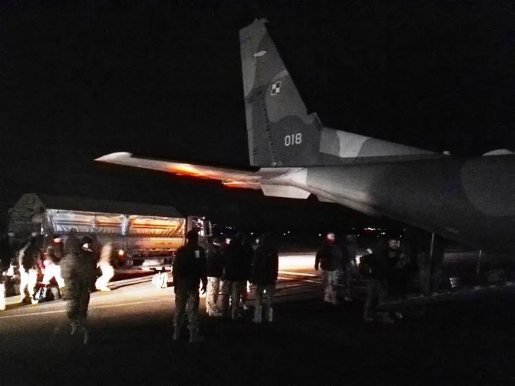 Trzon PKW został przetransportowany do włoskiej Sigonelli za pomocą dwóch samolotów transportowych CASA C-295M. Na zdjęciu widać wyładunek.