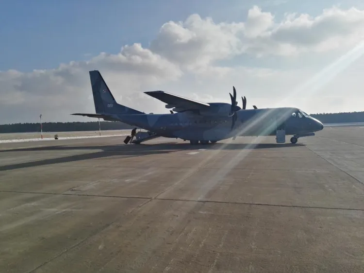 Samolot transportowy CASA C-295M przed wylotem z lotniska w Siemirowicach (woj. pomorskie)