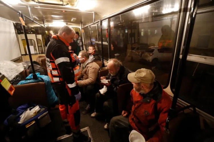 Potrzebujący codziennie mogą w Gdańsku wsiąść do autobusu, w którym otrzymają ciepły posiłek i pomoc.