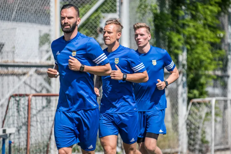 Z tego zaciągu Arki Gdynia z lata ubiegłego roku w z pierwszą drużyną obecnie nie trenuje już nikt. Michał Żebrakowski (z prawej) został wypożyczony, Adam Danch (w środku) jest kontuzjowany, a Tomas Kosut (z lewej) rozwiązał kontrakt za porozumieniem stron. 