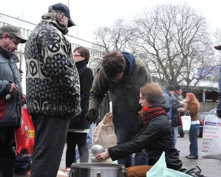 Studenci z Duszpasterstwa Akademickiego Górka od lat pomagają bezdomnym w Gdańsku nie tyko z okazji świąt. Zimą wydają posiłki przy Podwalu Staromiejskim.  