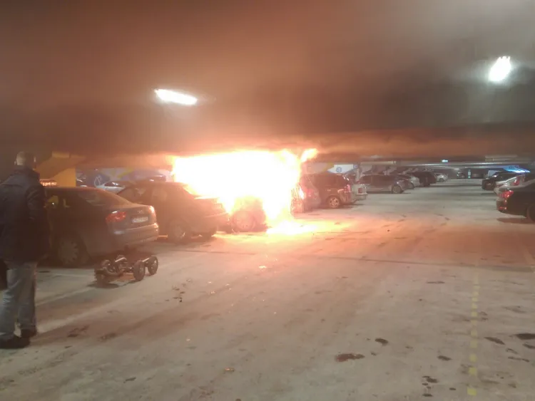 W środowym pożarze w Galerii Morena spłonęły trzy samochody. 