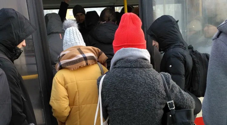 Wejście rano do autobusu linii 283 graniczy z cudem. Jak relacjonuje czytelnik, trzeba się mocno starać, by w ogóle znaleźć się w autobusie.