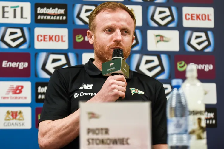 Piotr Stokowiec ma do zrealizowania w Lechii Gdańsk cele krótko- i długofalowe. Te pierwsze sprowadzają się do utrzymania klubu w ekstraklasie. 