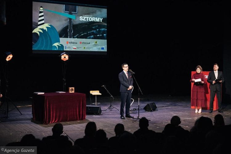 Gala finałowa plebiscytu Pomorskie Sztormy odbyła się w Teatrze Wybrzeże. Na scenie redaktor naczelny Gazety Wyborczej Trójmiasto Mikołaj Chrzan.