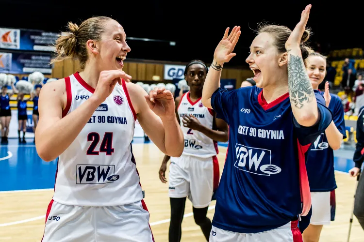 Aby Anna Jakubiuk (z prawej) i jej koleżanki mogły cieszyć się ze zwycięstw z czołowymi drużynami Energa Basket Ligi Kobiet, muszą poprawić defensywę