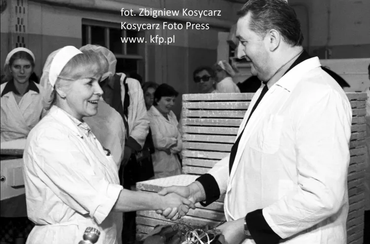 I sekretarz Komitetu Wojewódzkiego PZPR w Gdańsku Stanisław Bejger składa życzenia z okazji Dnia Kobiet w jednym z gdańskich zakładów pracy. Marzec 1983 roku.