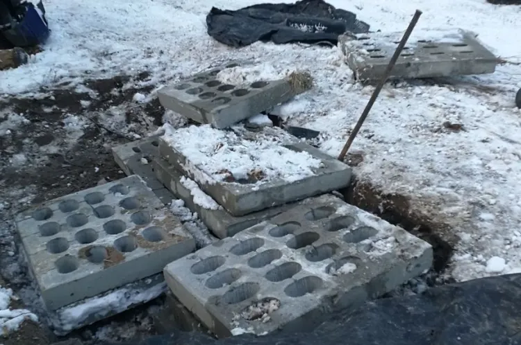 Skradzione z budowy betonowe płyty - złodziej chciał nimi wyłożyć swoje podwórko.