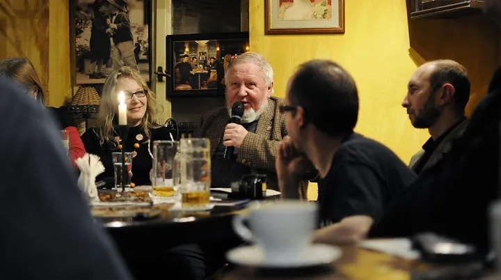 Każda impreza poetycka w Cafe Strych ma swojego gościa - na imprezę urodzinową zaproszono Adama Ziemianina (z mikrofonem), po którego wiersze bardzo chętnie sięgają muzycy Starego Dobrego Małżeństwa.